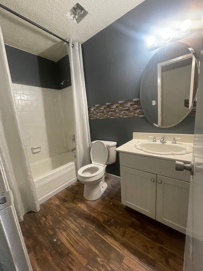 Where is the bathroom off hallway with tub - 3575 Oakvale Rd