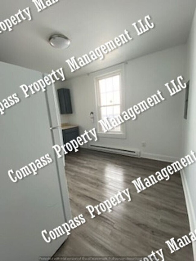 Building Photo - $1495 - 3 Bed, 1 Bath 2nd Floor Apartment ...