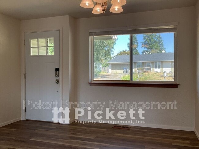 Building Photo - 609 NE Roswell Dr