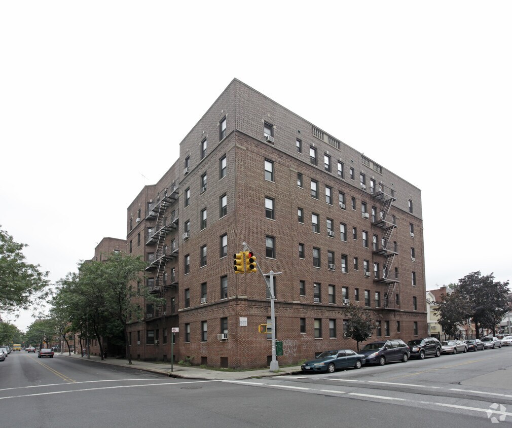 Foto del edificio - 89-10 Whitney Ave