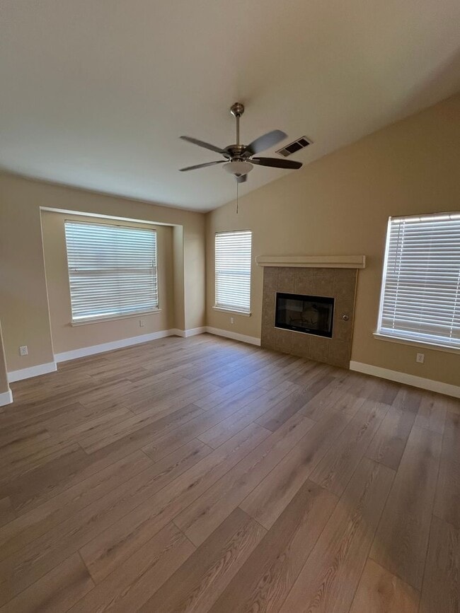 Foto del edificio - 4205 Serene Oak Dr