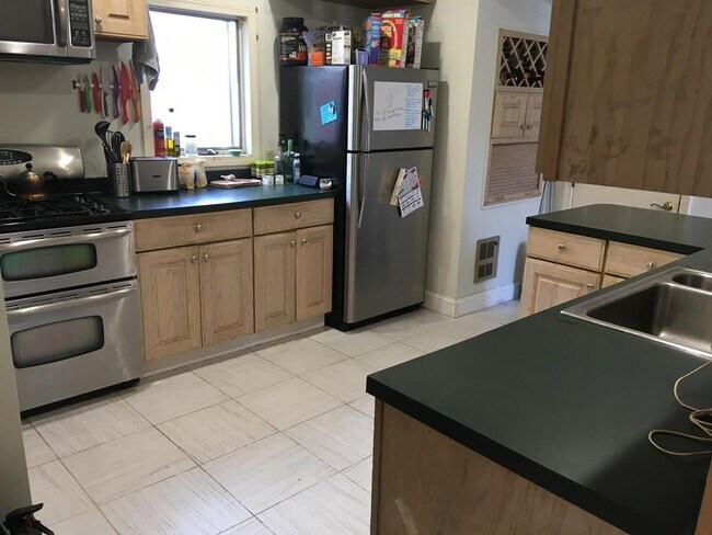 Building Photo - 74 Alpine St