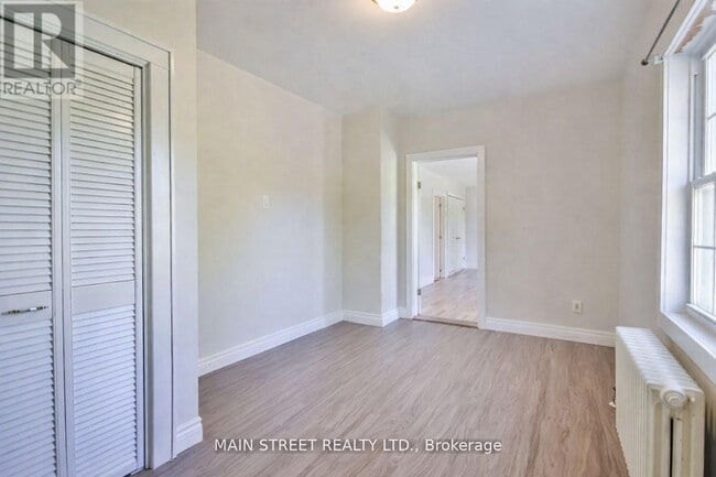 Building Photo - 280 Bells Ln