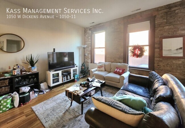 Building Photo - 1050 W Dickens Ave