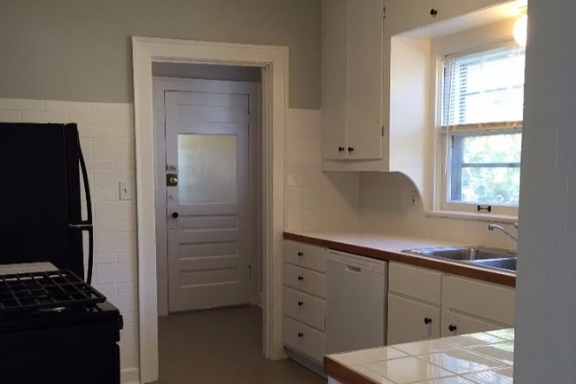 Kitchen - 5020 Virginia Ave