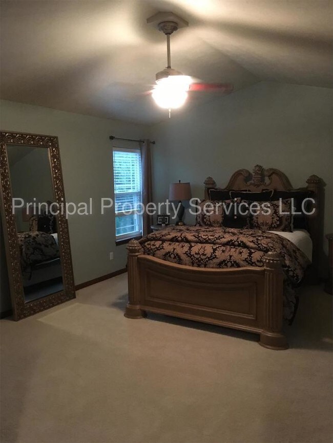 Building Photo - 1715 Oak Hollow Ln