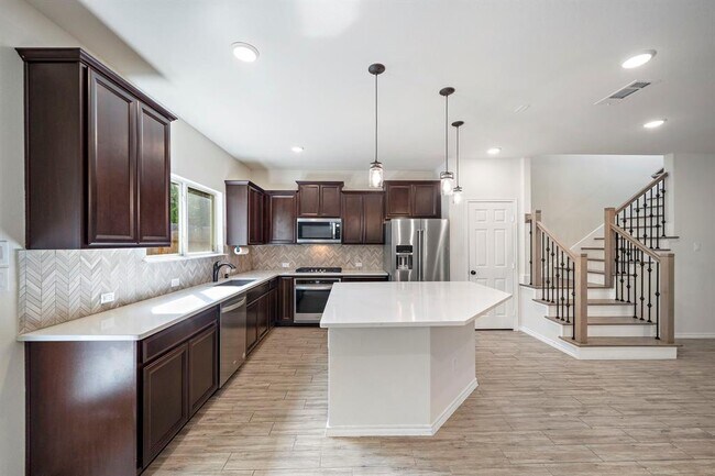 Building Photo - 8663 Cedardale Park Dr