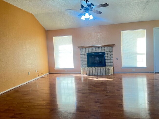 Foto del edificio - 2405 Creek Dr