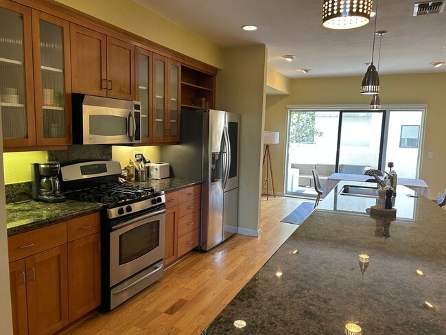 Building Photo - $1,000 OFF FIRST MONTH'S RENT!! Spacious 3 bedroom / 2.5 Bath Apartment in Emeryville, CA.