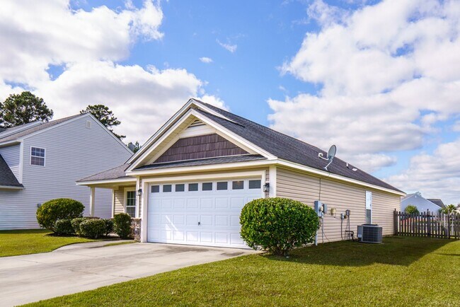 Foto del edificio - Three Bedroom Home in Hearthstone Lakes Co...