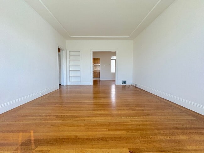 Building Photo - Marina: Bright Top Floor 1 Bed 1 Bath with...