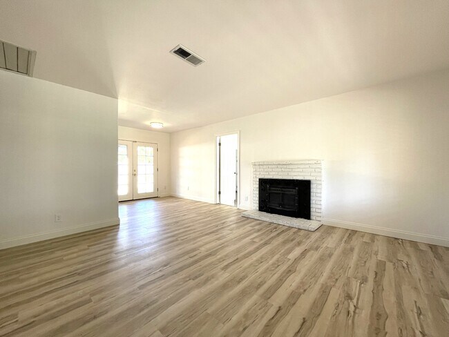 Building Photo - 1152 Lawton Dr