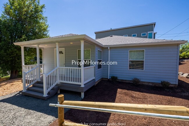 Updated Three Bedroom Home in Milwaukie Heights! - Updated Three Bedroom Home in Milwaukie Heights!
