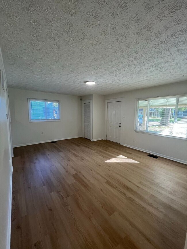 Foto del edificio - 3 Bedroom 1.5 Bathroom Home with Fenced in...