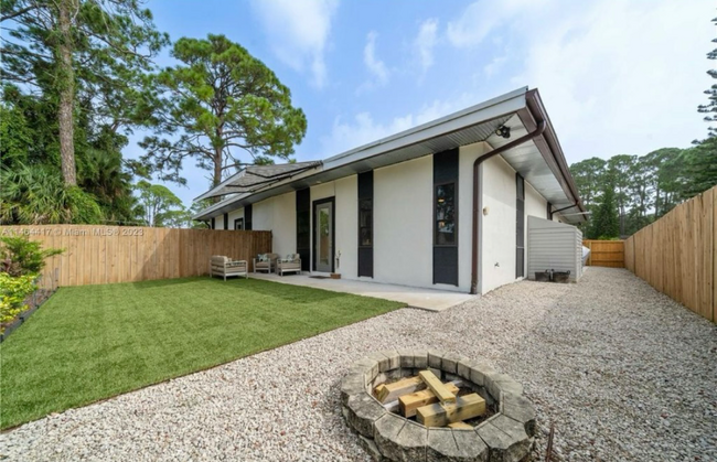 Building Photo - 2816 India Palm Dr
