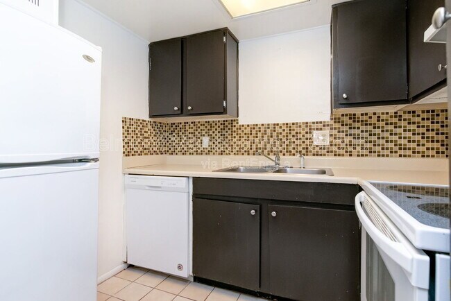 Foto del edificio - 944 N Lake Destiny Rd