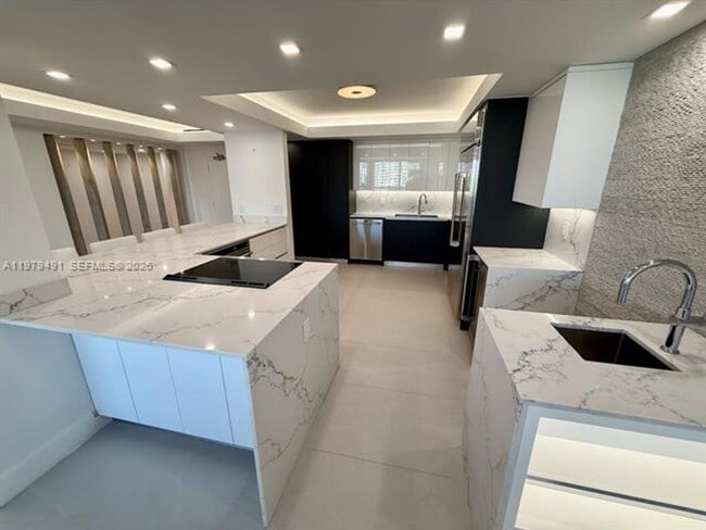 Foto del edificio - 900 Bay Dr