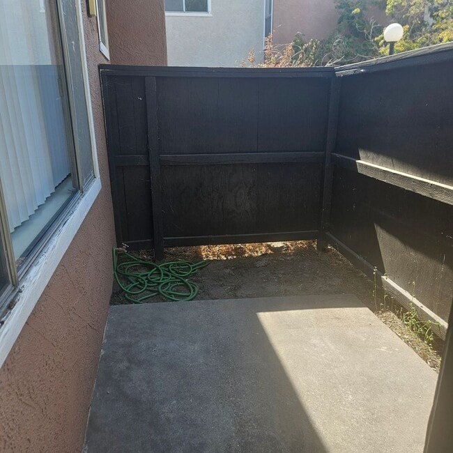 Building Photo - 2 Bedroom Townhouse