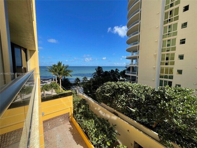 Building Photo - 16275 Collins Ave