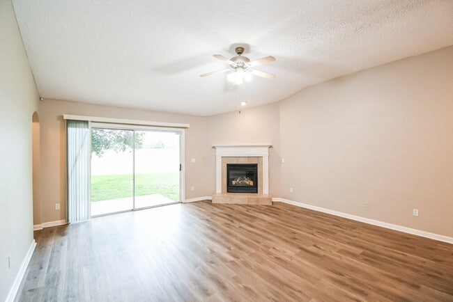 Building Photo - 9135 Prosperity Lake Dr