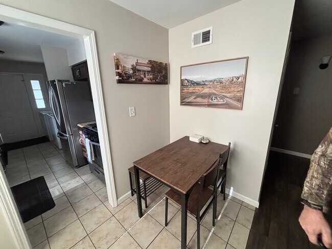 Foto del edificio - 4012 E 27th St