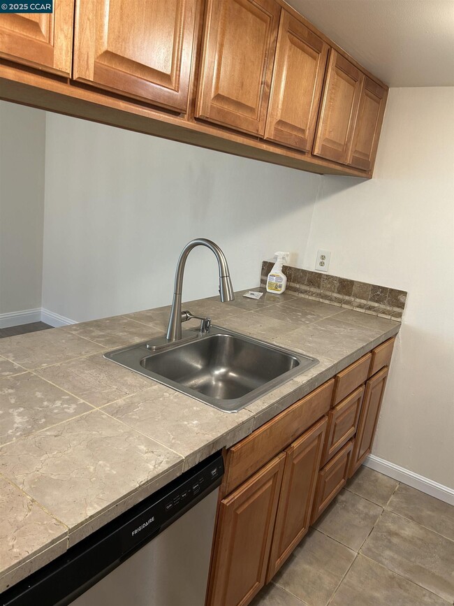Foto del edificio - 5451 Roundtree Pl