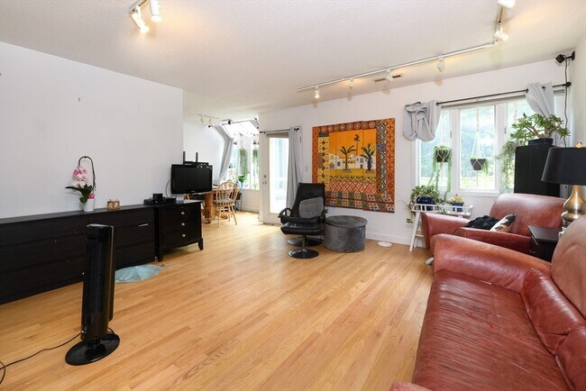 Foto del edificio - 42 Fresh Pond Pl