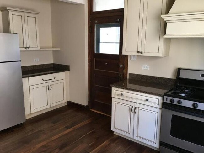 Building Photo - 3 bedroom in Chicago IL 60641