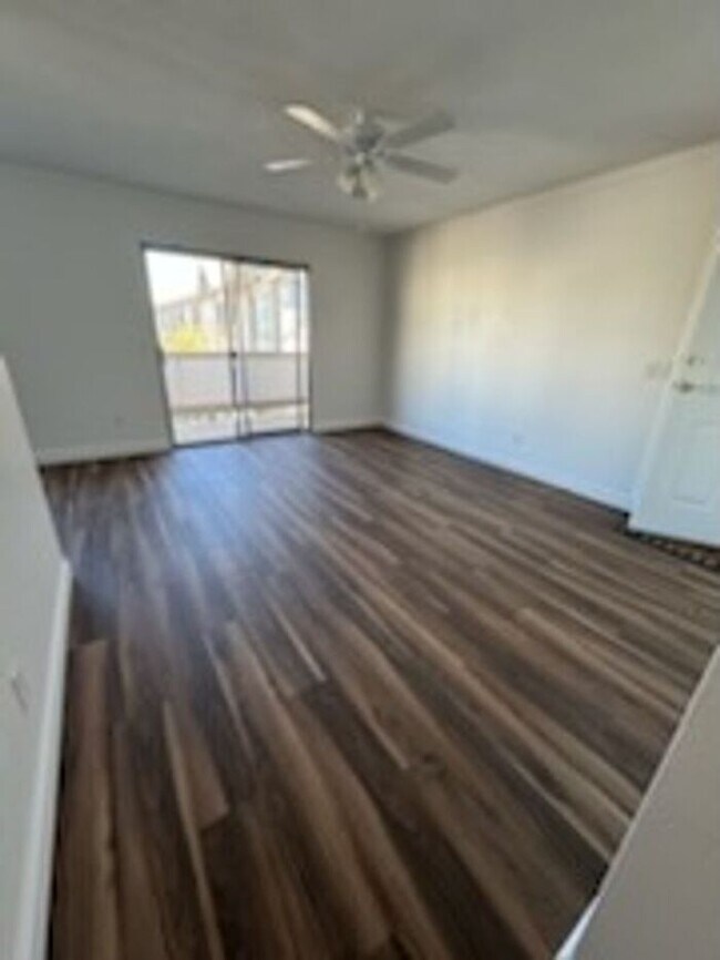 Building Photo - Updated 2bed/2bath