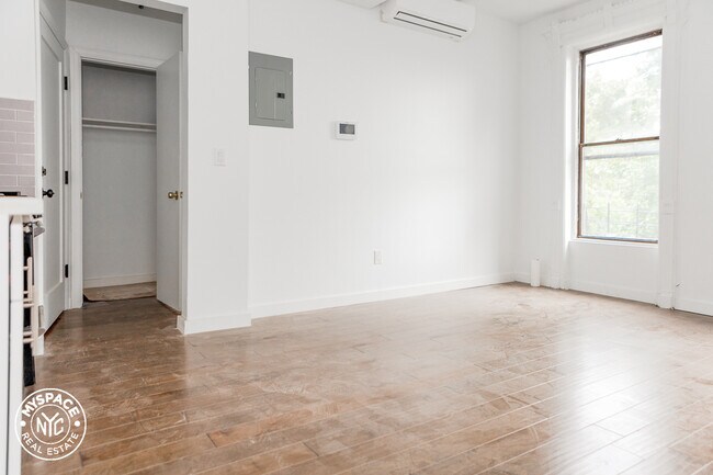 Building Photo - 581 Madison St