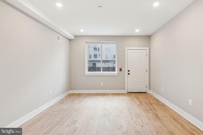 Building Photo - 1808 E Hagert St