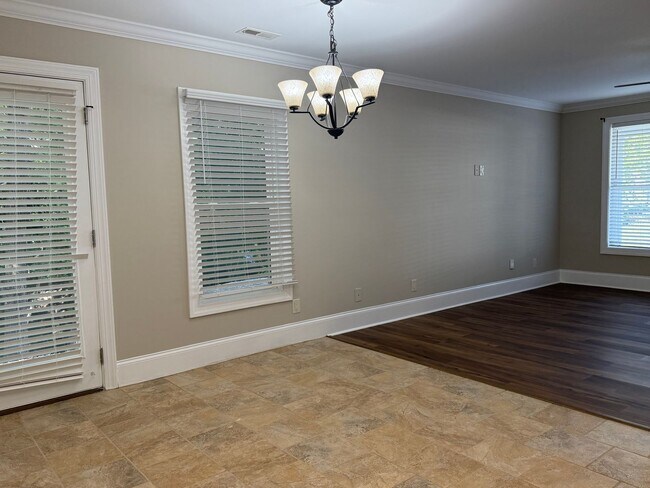 Foto del edificio - Amazingly Spacious Residence, Available Now!