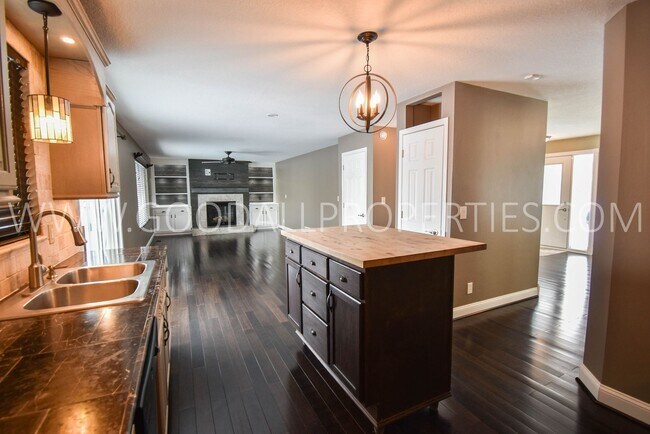 Building Photo - 4 Bedroom 3 Bath Home 3 Car Garage with la...