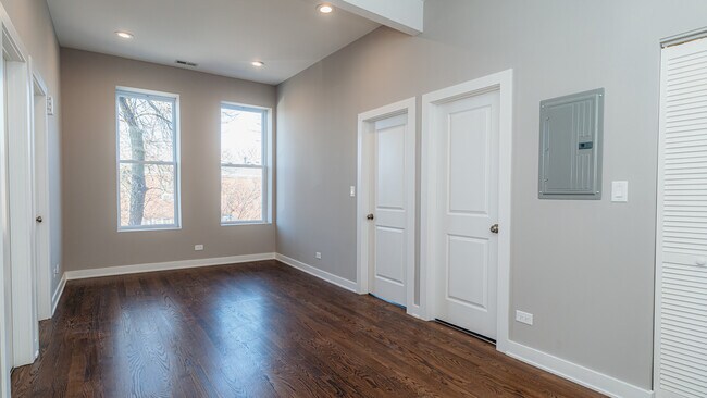 Foto del edificio - 2400 S Troy St
