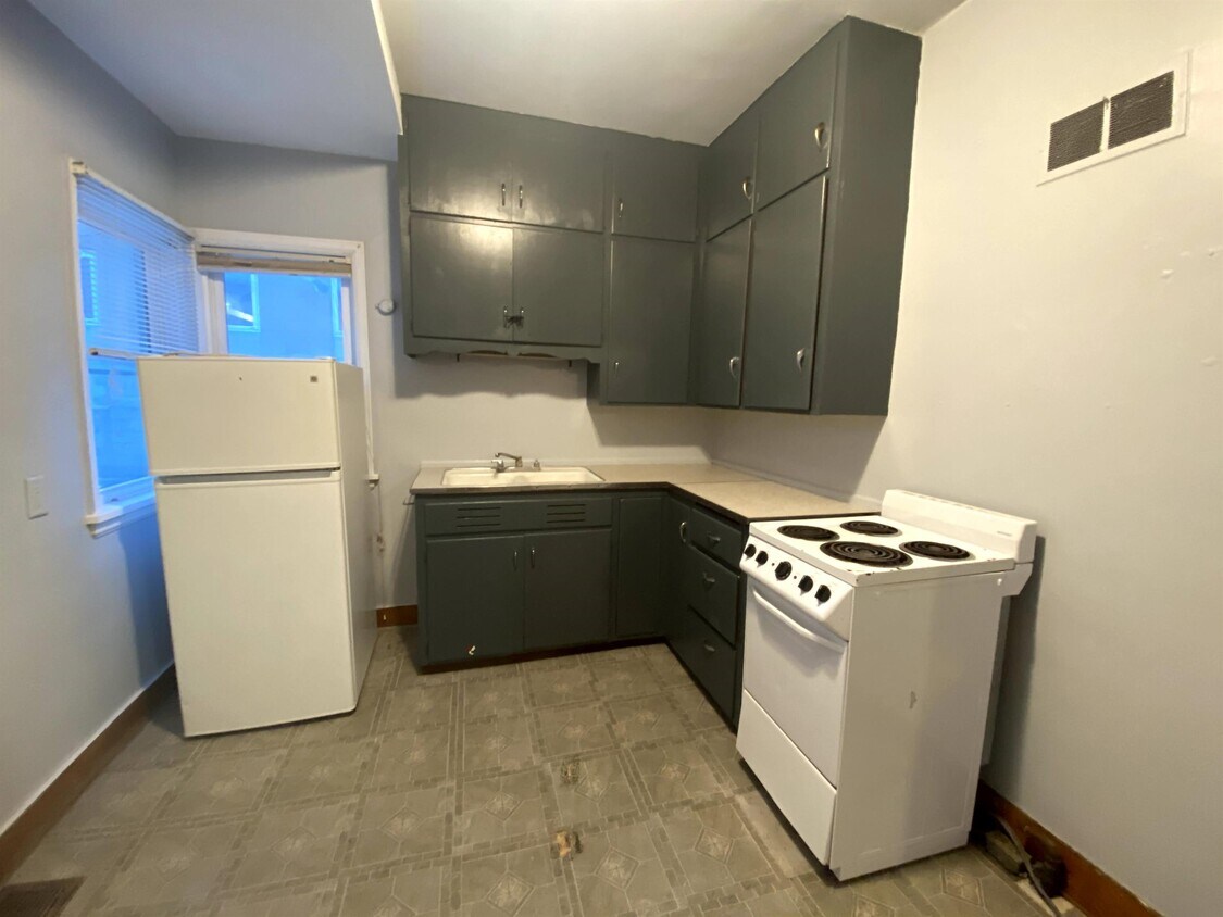 Primary Photo - 105 N Railroad St