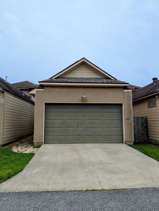 Building Photo - Luxury & Convenience Awaits in Mirimar!