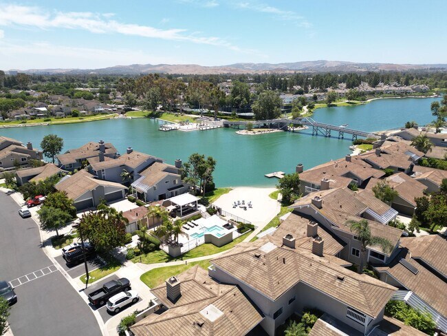 Foto del edificio - BREATHTAKING LAKE VIEW! Gated Lake community 3 bedroom plus 1 Den 2.5 bath Home