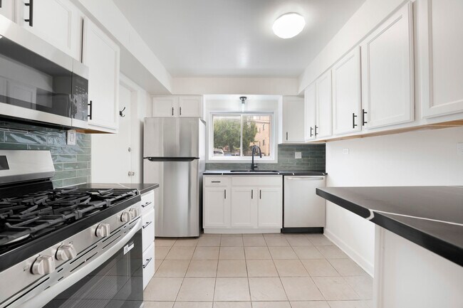 Foto del edificio - 7249 N Hamilton Ave