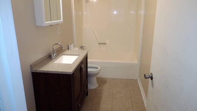 Building Photo - 2214 Crestwood Dr