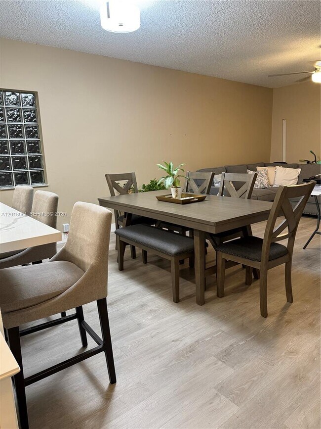 Foto del edificio - 16213 Emerald Cove Rd