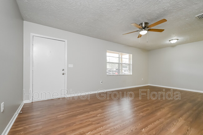 Foto del edificio - 2202 Oakview Ln