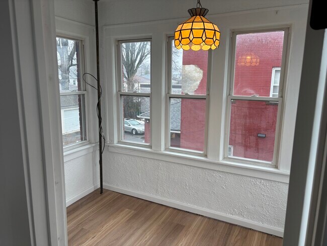 Foto del edificio - 334 Midland Ave