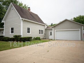 Building Photo - 706 School St