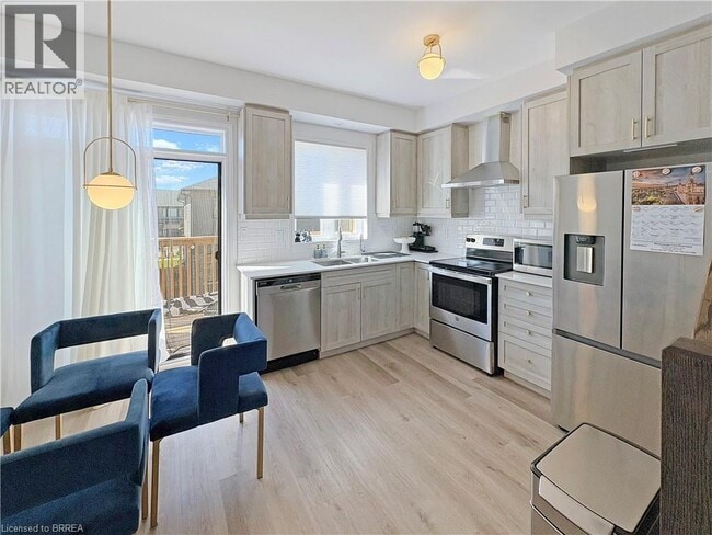 Photo du bâtiment - 461 Blackburn Dr
