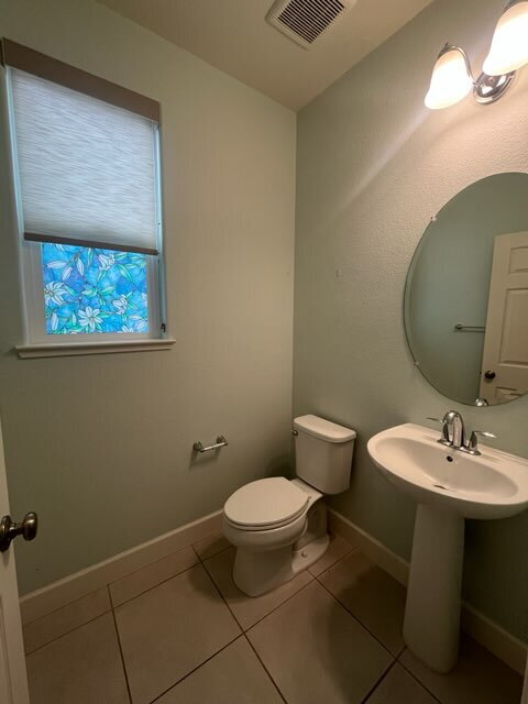 Foto del edificio - "Spacious 4-Bedroom Retreat with Elegant Granite Touches on Crepe Myrtle Lane!"