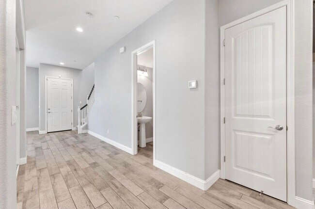 Building Photo - North Natomas 3 Bedroom with Loft attached...