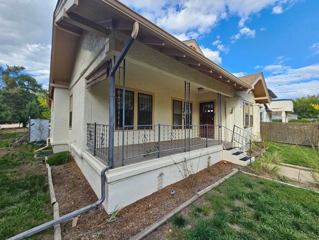 Building Photo - 3 Bed 1 Bath Charming Westside Retreat!!