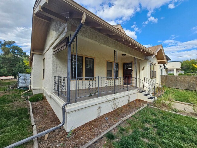 Foto del edificio - 3 Bed 1 Bath Charming Westside Retreat!!
