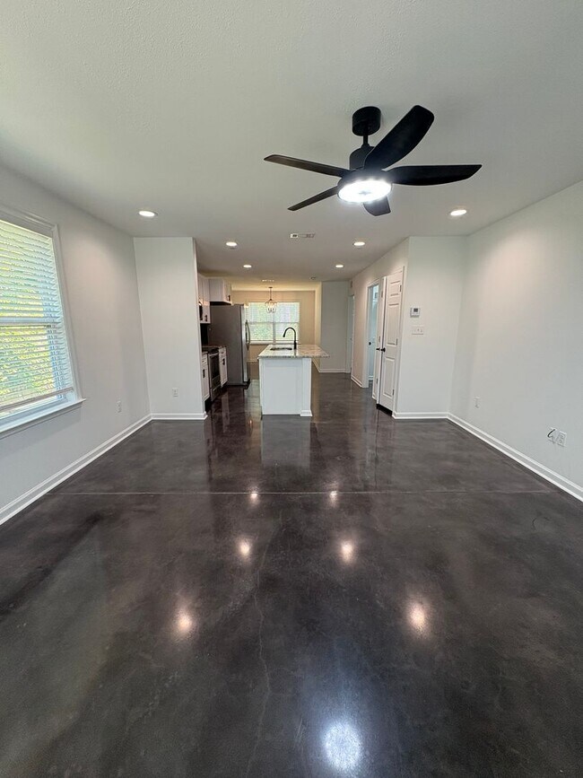 Foto del edificio - 3 Bedroom COMING SOON!