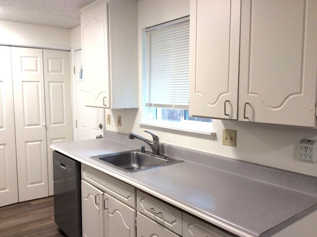 Building Photo - Charming 2 BDRM, 1 BATH Duplex - Universit...